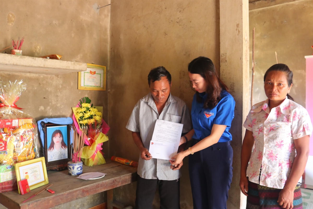 Truy tặng Huy hiệu Tuổi trẻ dũng cảm cho cô gái dân tộc Bru Vân Kiều.