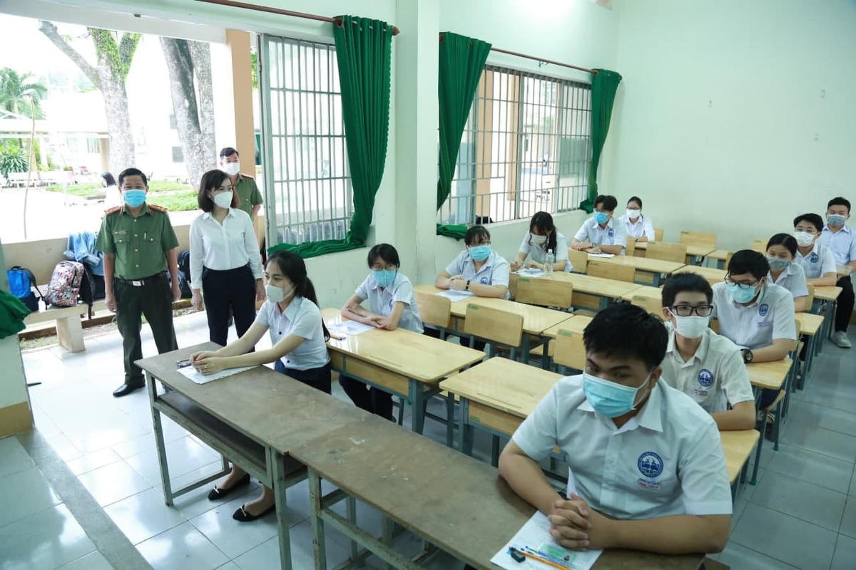 Giám đốc Sở GD-ĐT Đồng Nai Trương Thị Kim Huệ  đi kiểm tra công tác thi sáng 7/7 tại Trường THPT Nam Hà (TP.Biên Hòa). Ảnh: Báo ĐN