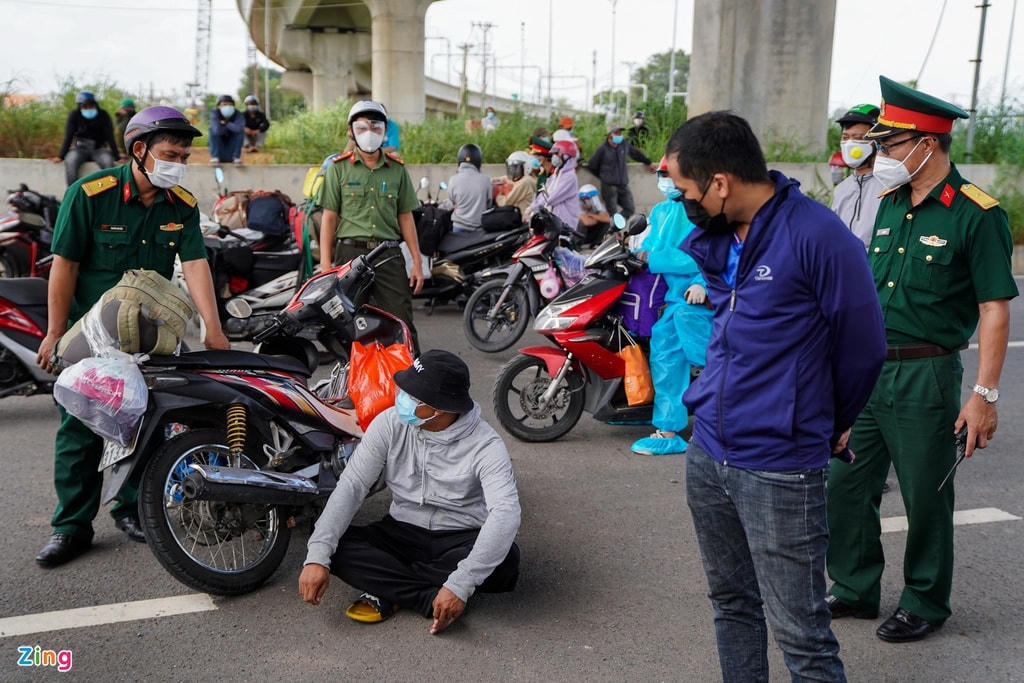Đến khoảng 14h cùng ngày, cảnh sát phát loa thông báo yêu cầu nhóm người cuối cùng bám trụ phải trở về nơi cư trú. "Trường hợp nào khó khăn thì liên hệ UBND phường nơi cư trú để được hỗ trợ, trường hợp cố tình chống đối chúng tôi sẽ cưỡng chế", một cán bộ nói. Sau đó, tất cả người dân đã rời khỏi khu vực trên.