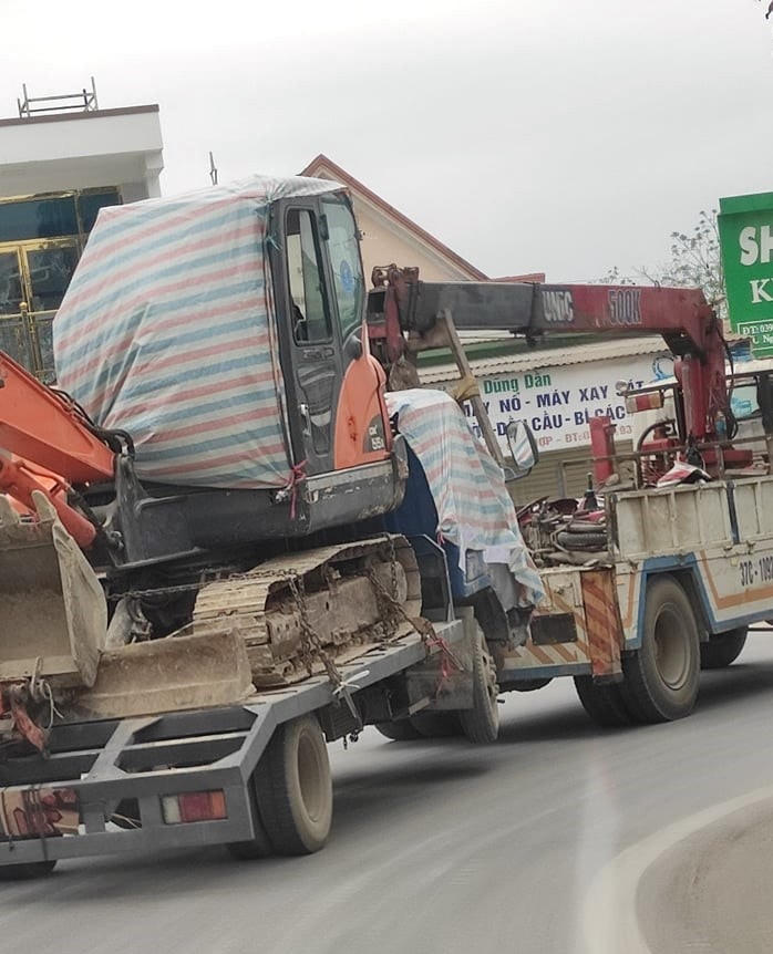 Trước khi xảy ra va chạm, chiếc xe tải có dấu hiệu mất phanh, sau đó lao thẳng từ hẻm đường dân sinh sang vỉa hè đối diện, chiếc máy múc phía trên rơi xuống đè trúng ông Tuấn, khiến ông này tử vong tại chỗ. (Điền Bắc).