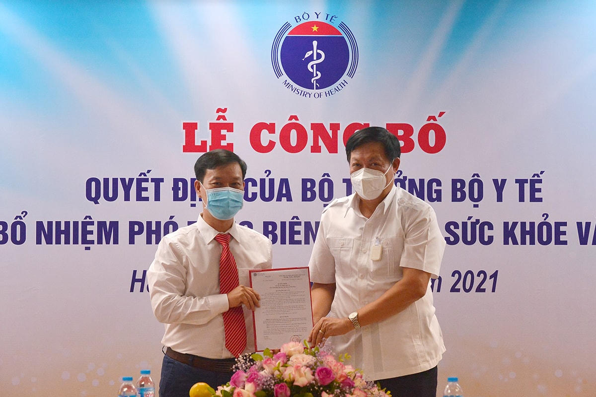 Thứ trưởng Đỗ Xuân Tuyên trao quyết định bổ nhiệm Phó Tổng Biên tập Nguyễn Ngọc Đức.