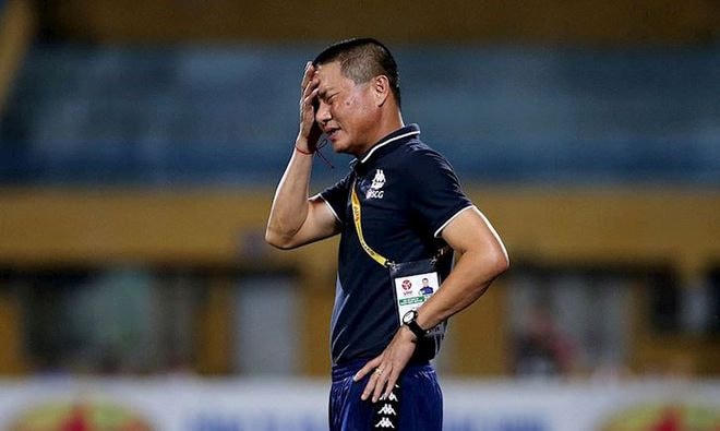 Chiếc ghế HLV ở V-League nóng ngay khi giải đấu trở lại.