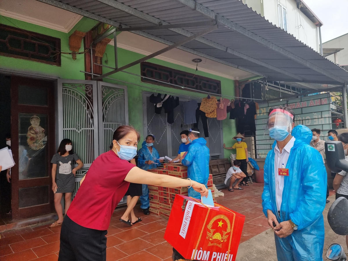 Hòm phiếu được đưa đến khu nhà trọ của công nhân tại xã Tiền Phong, huyện Yên Dũng.