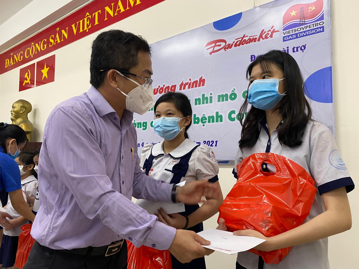 Nhà báo Chu Ninh trao quà cho em nhỏ mồ côi ở Quận 4