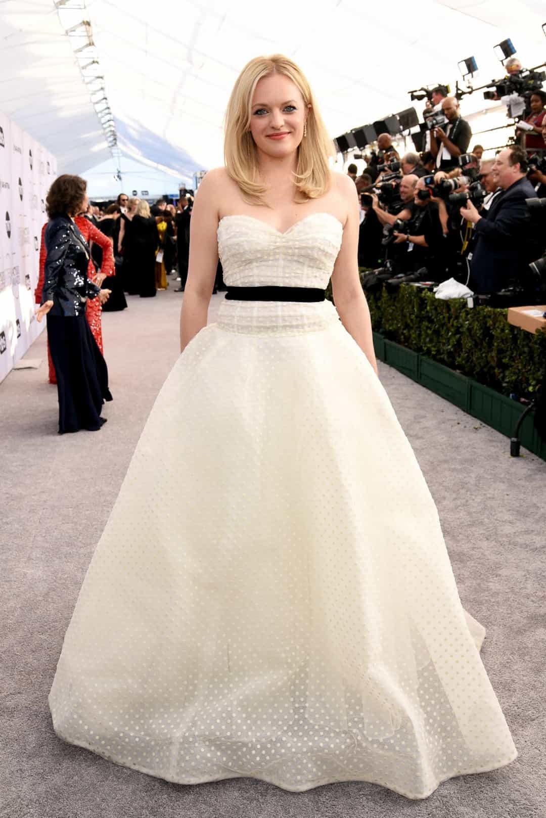 Elisabeth Moss theo học Trường múa ba lê Mỹ ở New York. Cô cũng đã sản xuất một bộ phim tài liệu mang tên “Ballet Now” (2018).