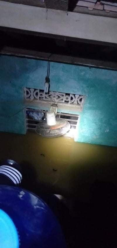 Chỉ sau 3h mưa lớn, nhiều hộ dân tại thôn Tân Hà, xã Võ Liệt, huyện Thanh Chương bị ngập sâu.