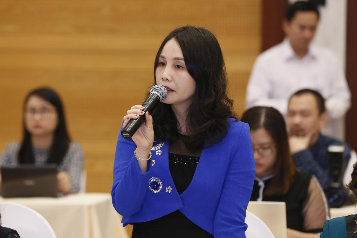 Phóng viên Khánh Ly của Báo Đại Đoàn Kết tác nghiệp tại buổi họp báo. Ảnh: Quang Vinh.