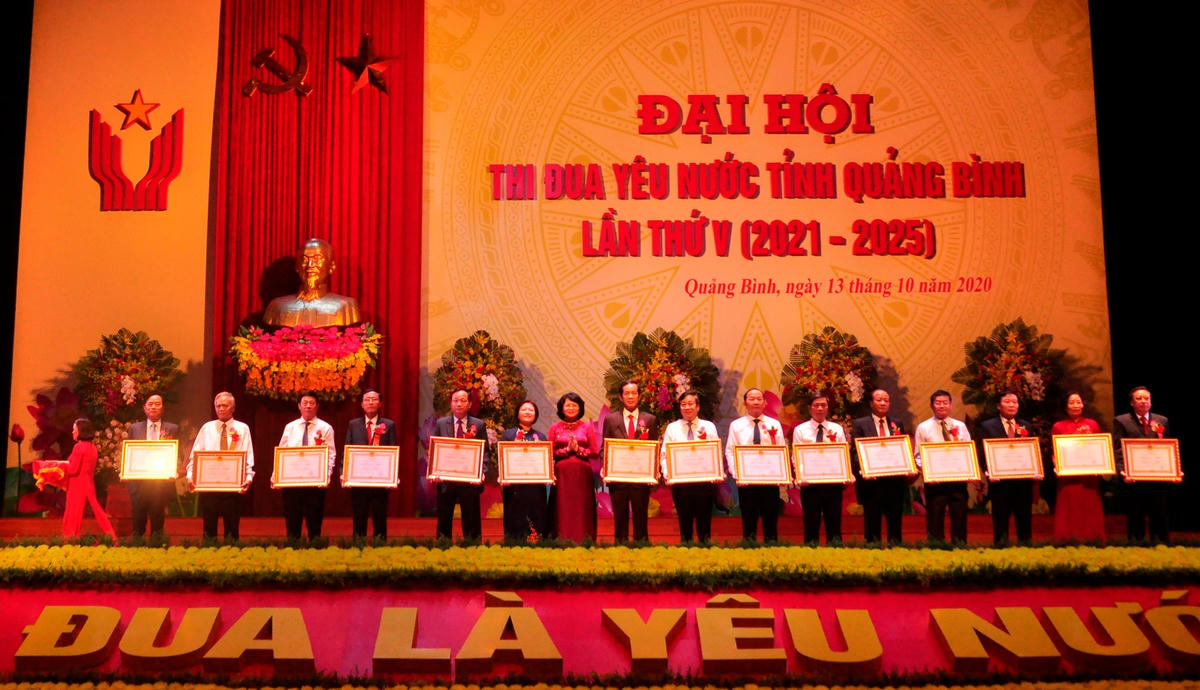 Khen thưởng những tập thể, cá nhân xuất sắc trong phong trào thi đua yêu nước tỉnh Quảng Bình 2016-2020.