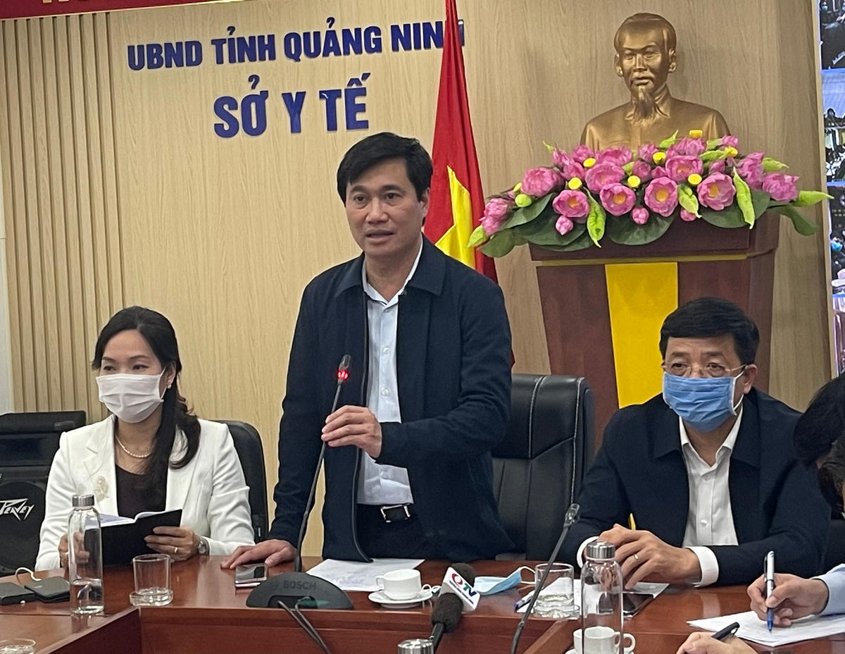 Ngay trong đêm 27/1, ông Nguyễn Tường Văn, Chủ tịch UBND tỉnh Quảng Ninh chỉ đạo họp trực tuyến và các đơn vị, địa phương trong tỉnh triển khai các biện pháp phòng, chống dịch Covid-19.