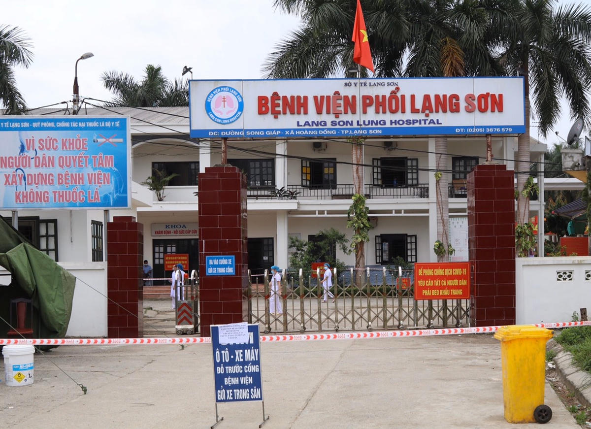 Tiến hành phun khử khuẩn toàn bộ bệnh viện phổi Lạng Sơn.