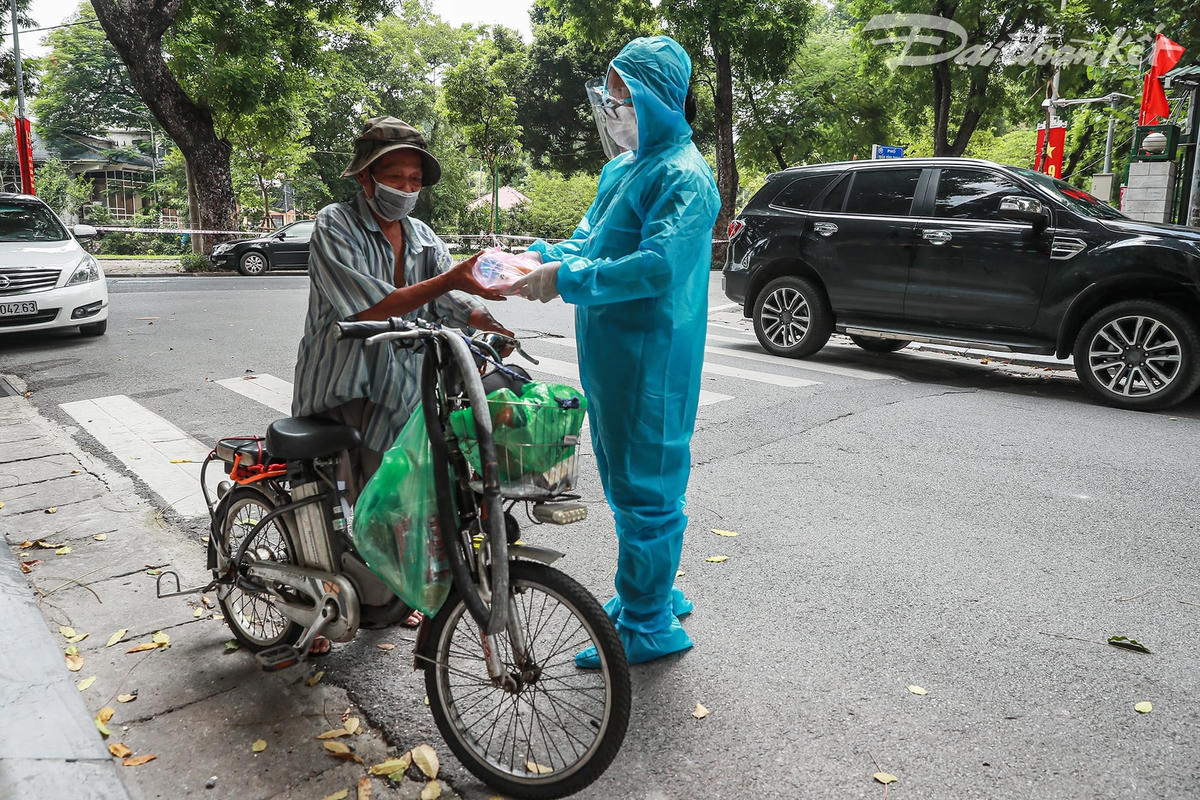 Những suất ăn đầu tiên trong chương trình của Báo Đại Đoàn Kết gửi đến người nghèo. Mỗi người được nhận suất ăn đều bày tỏ sự trân trọng, gửi lời cảm ơn đến Báo. Ảnh: Quang Vinh. 