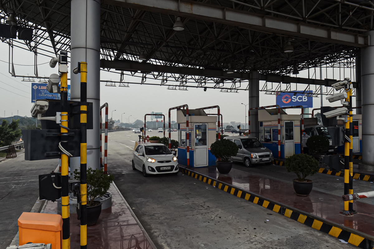 Dù đã hết ngày nghỉ Tết Dương lịch, tuy nhiên, tại một số cửa ngõ "huyết mạch" của Hà Nội, lượng xe qua lại thưa thớt.