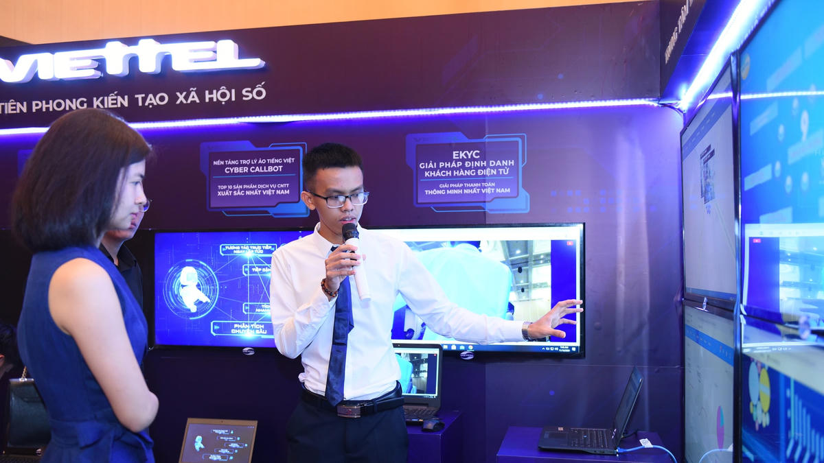Định danh điện thoại, Chatbot là hai trong số các sản phẩm Make in Vietnam được Viettel giới thiệu tại sự kiện.