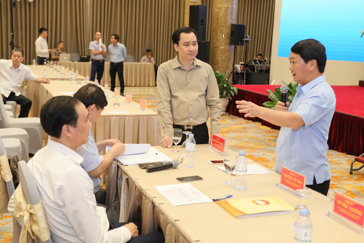 Phó Chủ tịch – Tổng Thư ký Hầu A Lềnh tổng duyệt các nội dung trước thềm Đại hội. Ảnh: Quang Vinh.