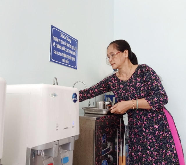 Nhờ có hệ thống lọc nước uống mà cô Dung vận động học trò cũ hỗ trợ, các em học sinh khó khăn ở ký túc xá đã tiết kiệm được một phần chi phí trong học tập. Trong ảnh: Cô Kim Dung đang lau chùi hệ thống lọc nước uống cho các học sinh ở ký túc xá. Hệ thống này do chính cô vận động học trò cũ hỗ trợ.  