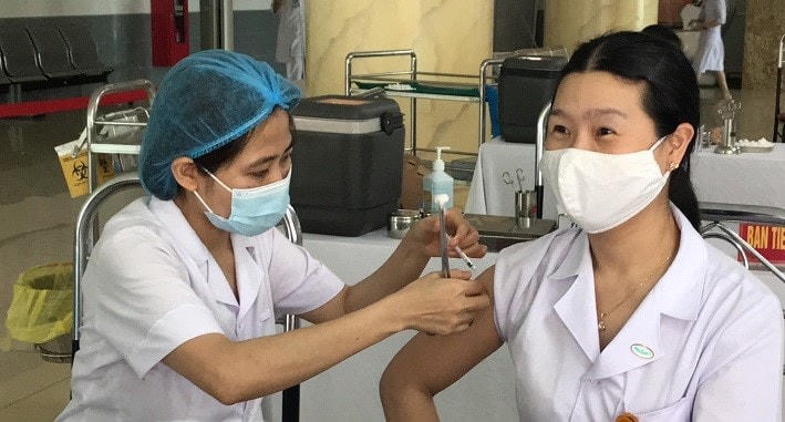 Hơn 300 người tham gia tuyến đầu chống dịch Covid-19 đã được tiêm phòng vắc xin.