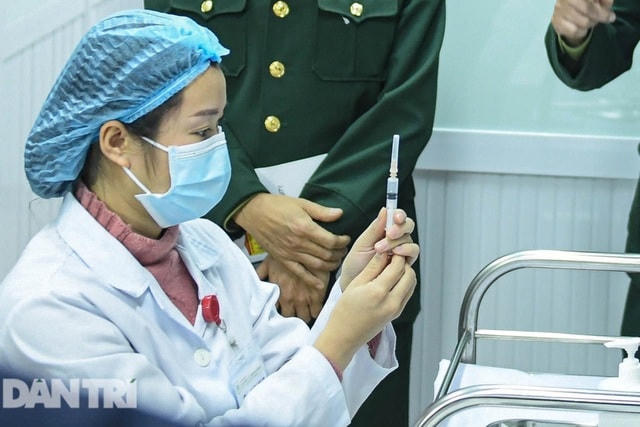Tiêm thử nghiệm vắc xin Nanocovax.  