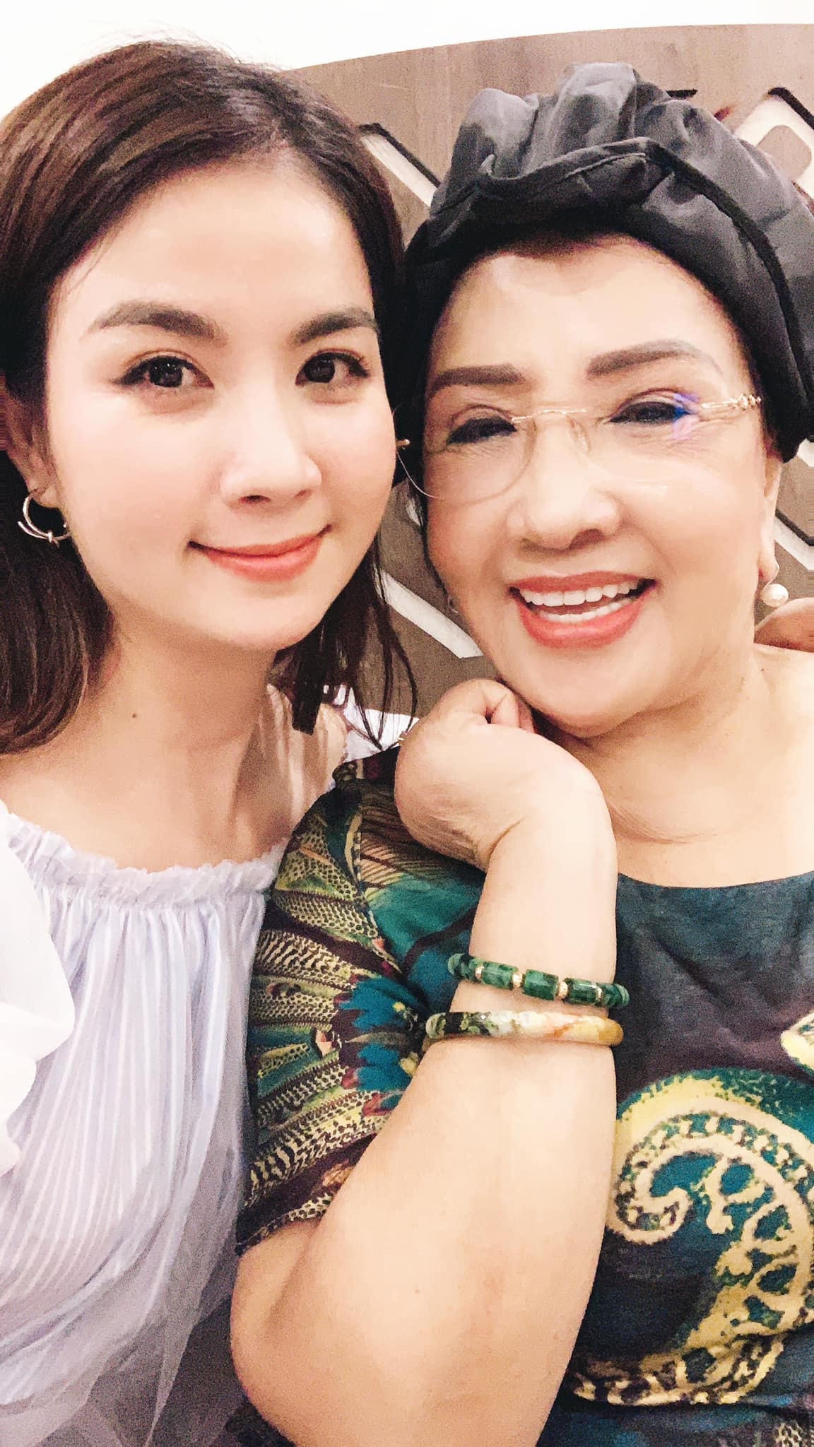 Diễn viên Kha Ly chúc mừng sinh nhật NSND Lệ Thủy: "Hôm nay sinh nhật mẹ Thuỷ con kính chúc mẹ sinh nhật vui vẻ, luôn trẻ đẹp hoài, luôn khoẻ mạnh, luôn hạnh phúc nhé mẹ.Người mẹ đáng kính của gia đình "Bước Chân Hai Thế Hệ" của chúng con!".