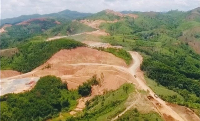 Chỉ cần ngồi ở bất kỳ đâu, trên điểm cao ở thị trấn Khe Sanh (huyện Hướng Hóa) đều có thể nhìn thấy  la liệt những quả đồi bị cạo trọc.