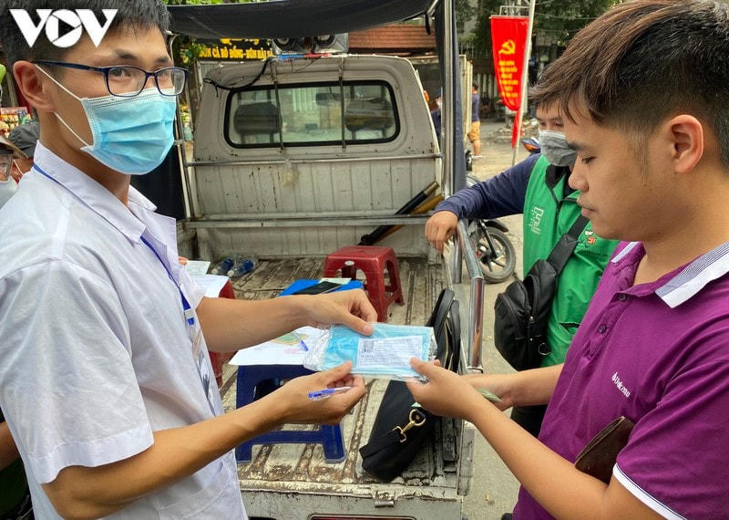 Hà Nội xử phạt hàng loạt trường hợp không đeo khẩu trang khi ra đường