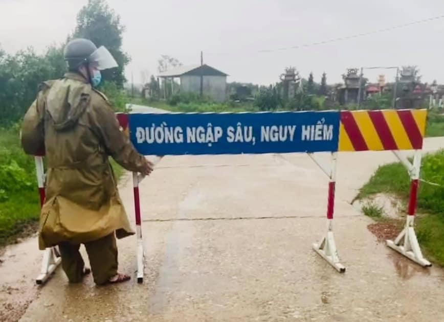 Đợt mưa lũ bất thường khiến nhiều tuyến đường trên địa bàn huyện Phong Điền, tỉnh Thừa Thiên - Huế ngập nước.