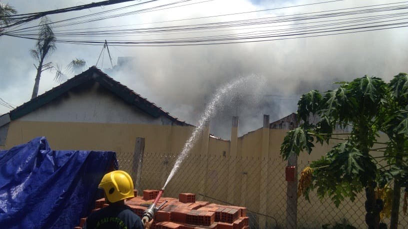 Lực lượng chức năng khẩn trương dập lửa 2 ngôi nhà này.