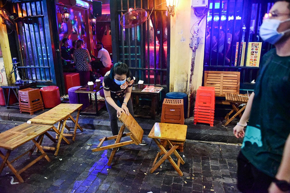 Dịch bệnh bùng phát, nhiều chủ cửa hàng lo lắng vì phải đóng cửa dài dài.