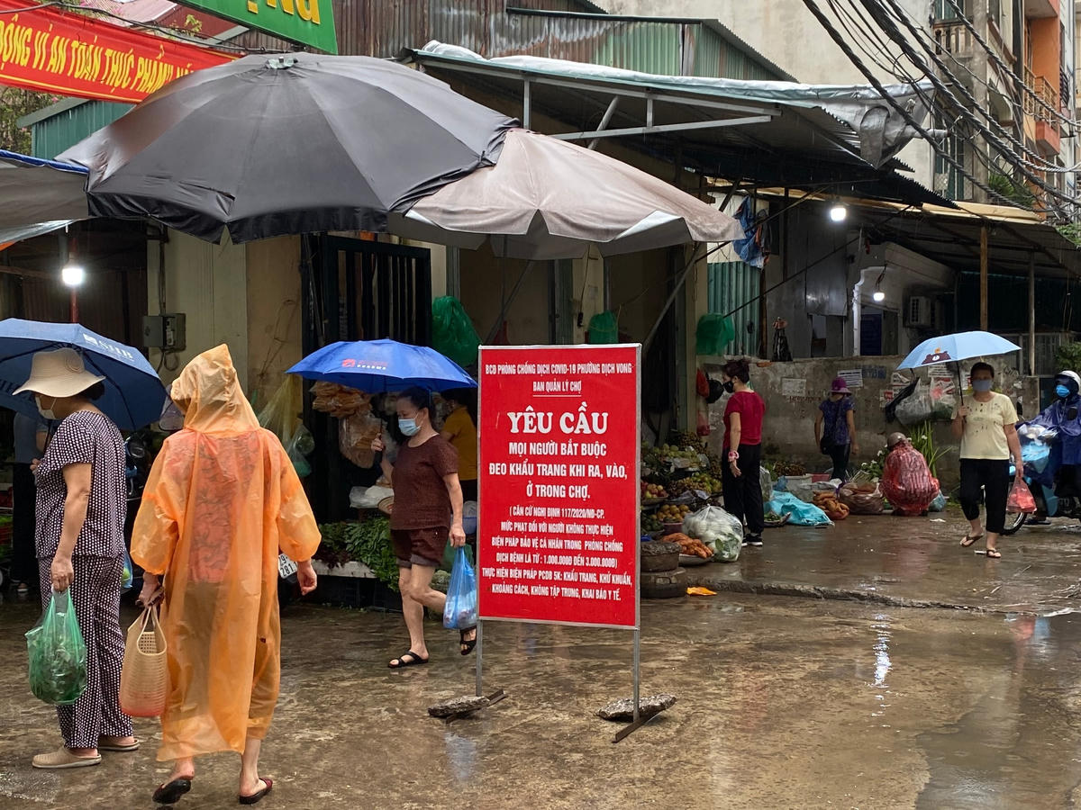 Lực lượng chức năng đặt biển nhắc nhở, yêu cầu người dân bắt buộc phải đeo khẩu trang khi đi vào chợ. 