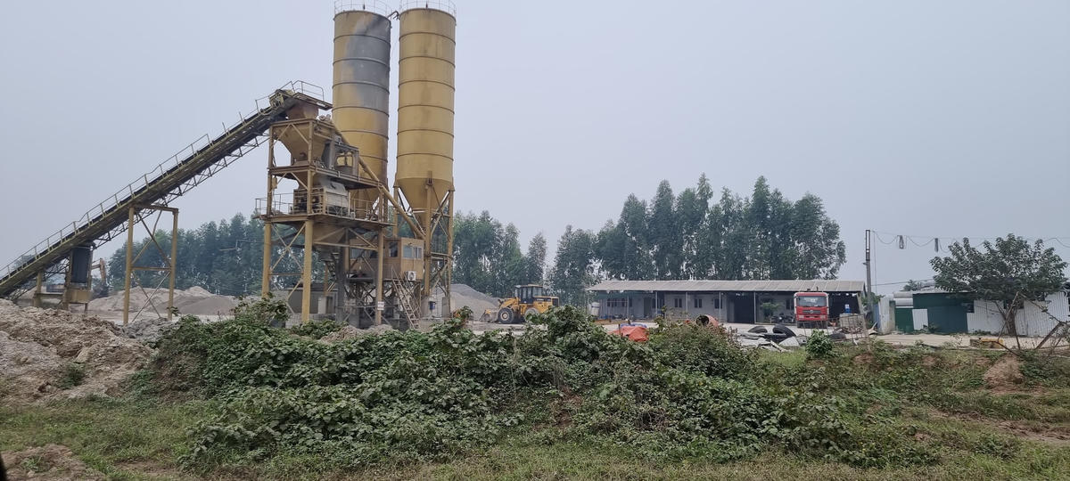 Một trạm trộn bê tông vi phạm quy định trên địa bàn huyện Tiên Du chưa được tháo gỡ. Ảnh: Hà An.