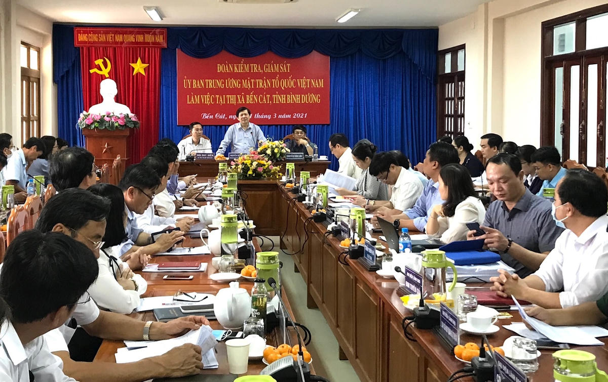 Đoàn kiểm tra, giám sát làm việc tại thị xã Bến Cát.