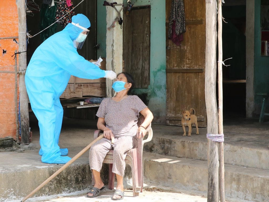 Lấy mẫu xét nghiệm người dân xã Cẩm Sơn, huyện Cẩm Xuyên.