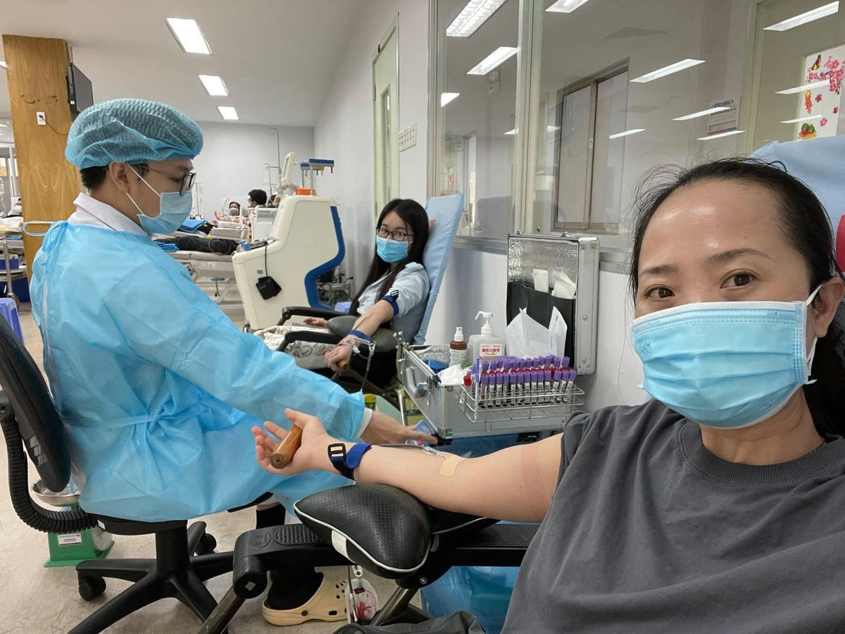 Nhiều người tình nguyện hiến máu cứu bệnh nhân Covid-19.