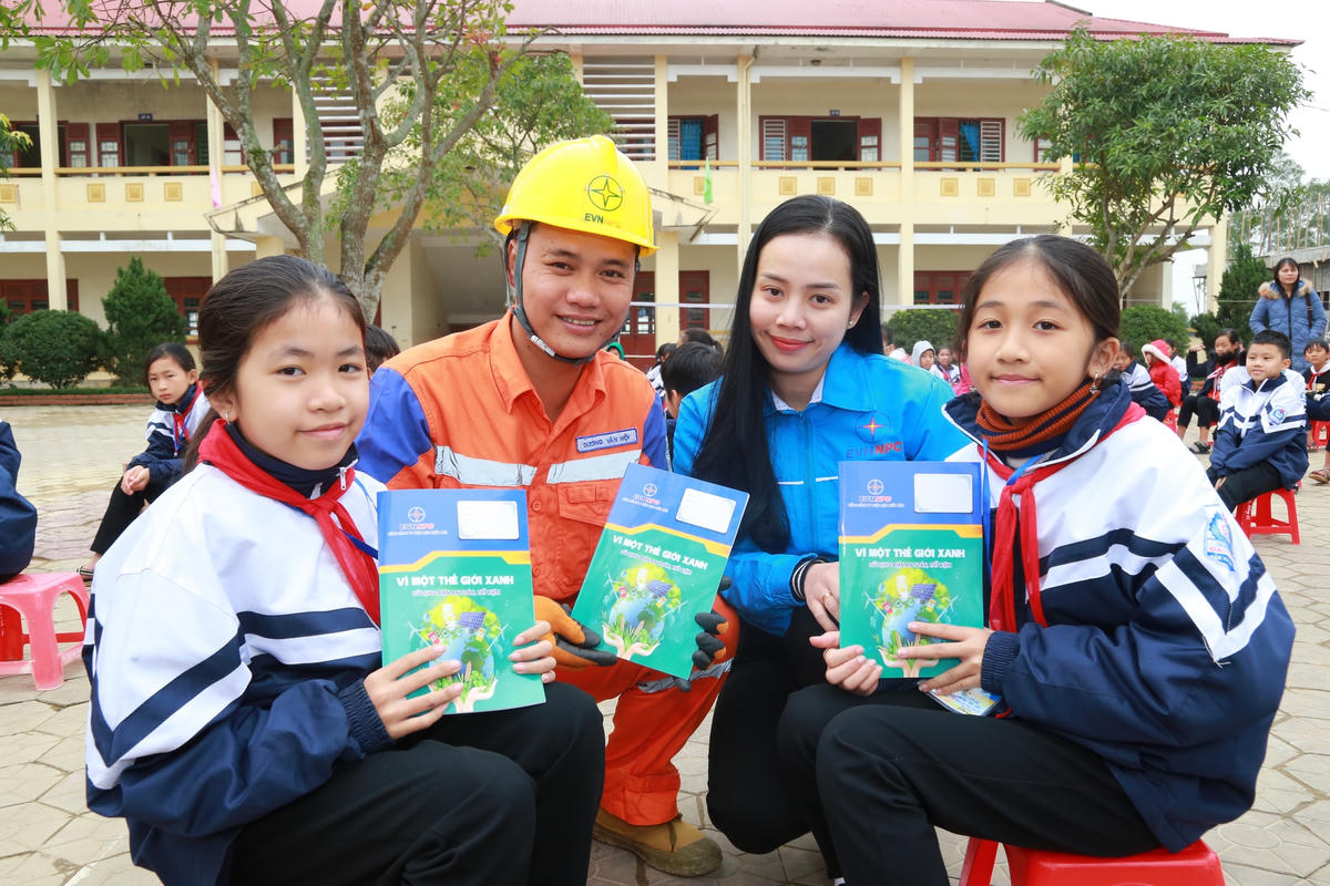 Trao tặng vở cho các em trường Trường Trung học cơ sở xã Thanh Lĩnh, huyện Thanh Chương.