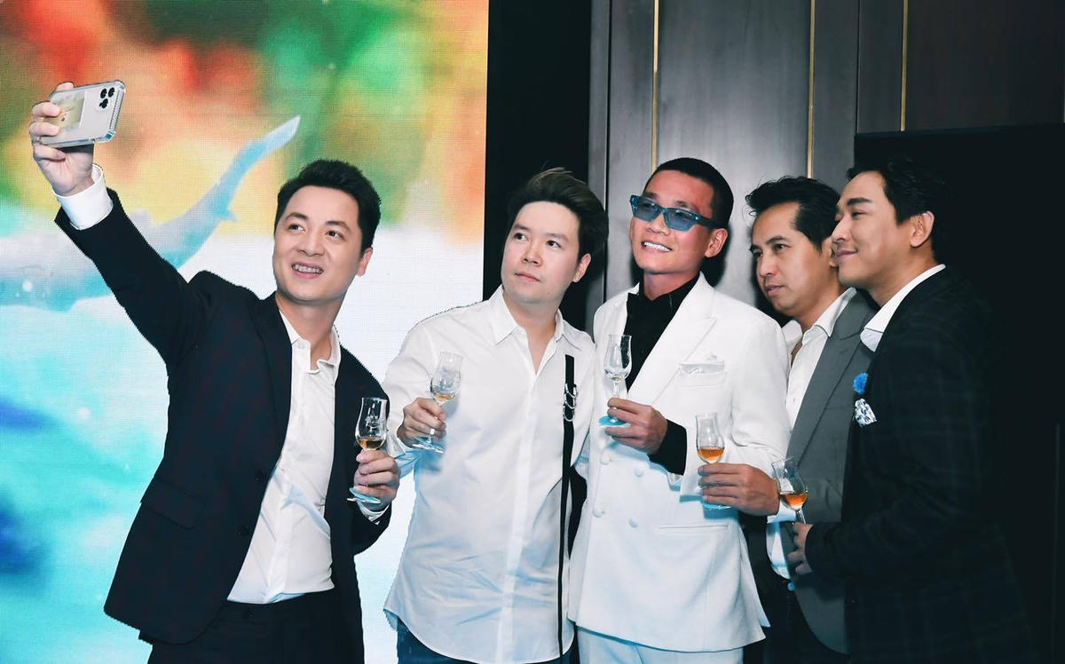 Rapper Wowy hội ngộ cùng Lê Hiếu, Hứa Vĩ Văn, Đăng Khôi và quản lý của Cường Seven tại một sự kiện của hãng rượu nổi tiếng. Anh giải thích vụ mặt đỏ: “Wowy không có xỉn, Wowy chỉ nhấp môi nhẹ là Wowy đỏ rực vậy luôn”.