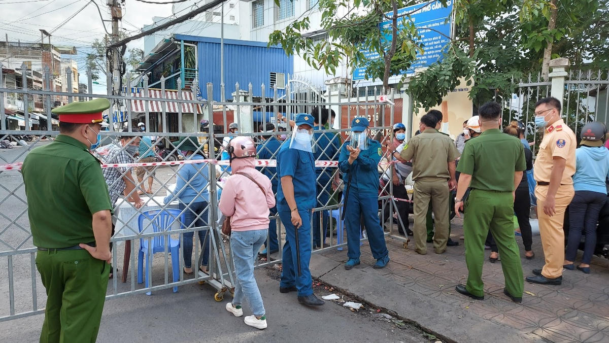 Nlhiều ực lượng chức năng đã được quy động để triển khai thực hiện  phong toả theo quyết định của UBND thành phố.