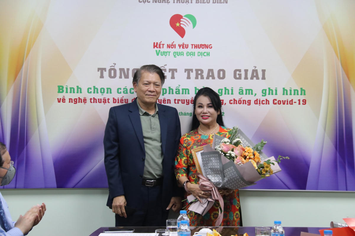 Trao giải Nhì.