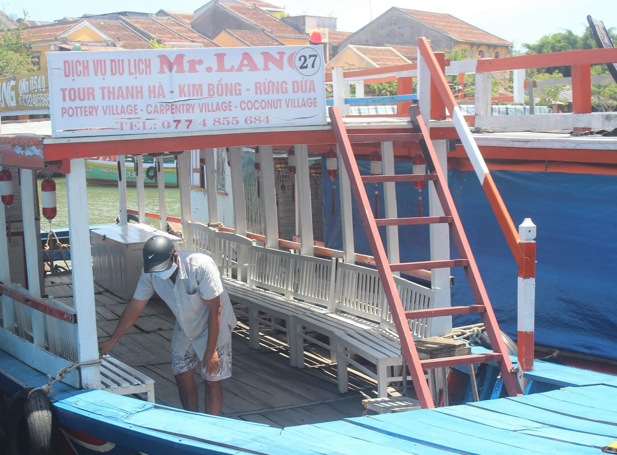 Người dân trở lại cuộc sống thường ngày sau 1 tháng cách ly xã hội phòng, chống dịch.