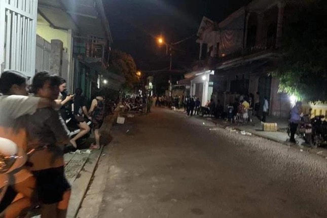 Người dân bàng hoàng trước vụ việc.