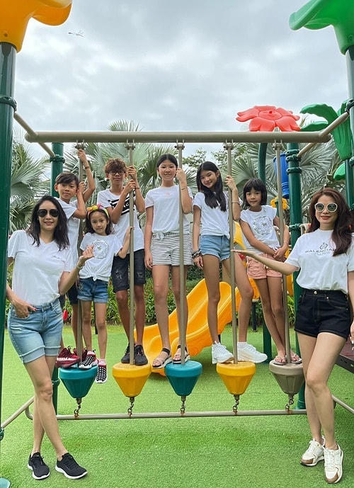 Hội bạn thân gồm diễn viên Trương Ngọc Ánh, hoa hậu Hà Kiều Anh và Anh Thơ (bà xã Bình Minh) cùng đưa các con đi chơi trong dịp nghỉ lễ năm mới.  