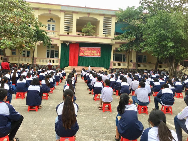 Học sinh Trường THCS Phù cừ trong lễ phát động ủng hộ Trường THCS bán trú Trà Leng.