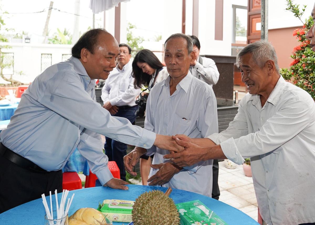 Thủ tướng Nguyễn Xuân Phúc trao đổi cùng bà con nông dân. Ảnh: VGP/Quang Hiếu