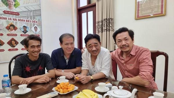 NSƯT Xuân Bắc chú thích hài hước cho bức ảnh: “Các Đại ca mang dòng máu chính hiệu Nhà Hát Kịch Việt Nam”. Đây là ngày NSND Trung Anh nhận quyết định nghỉ hưu.