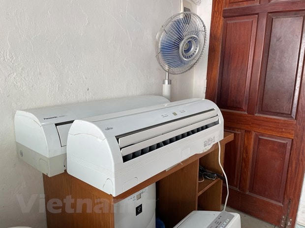 Người tiêu dùng nên lựa chọn những loại điều hòa có nguồn gốc xuất xứ rõ ràng để tránh tiền mất tật mang. (Ảnh: M.H/Vietnam+).