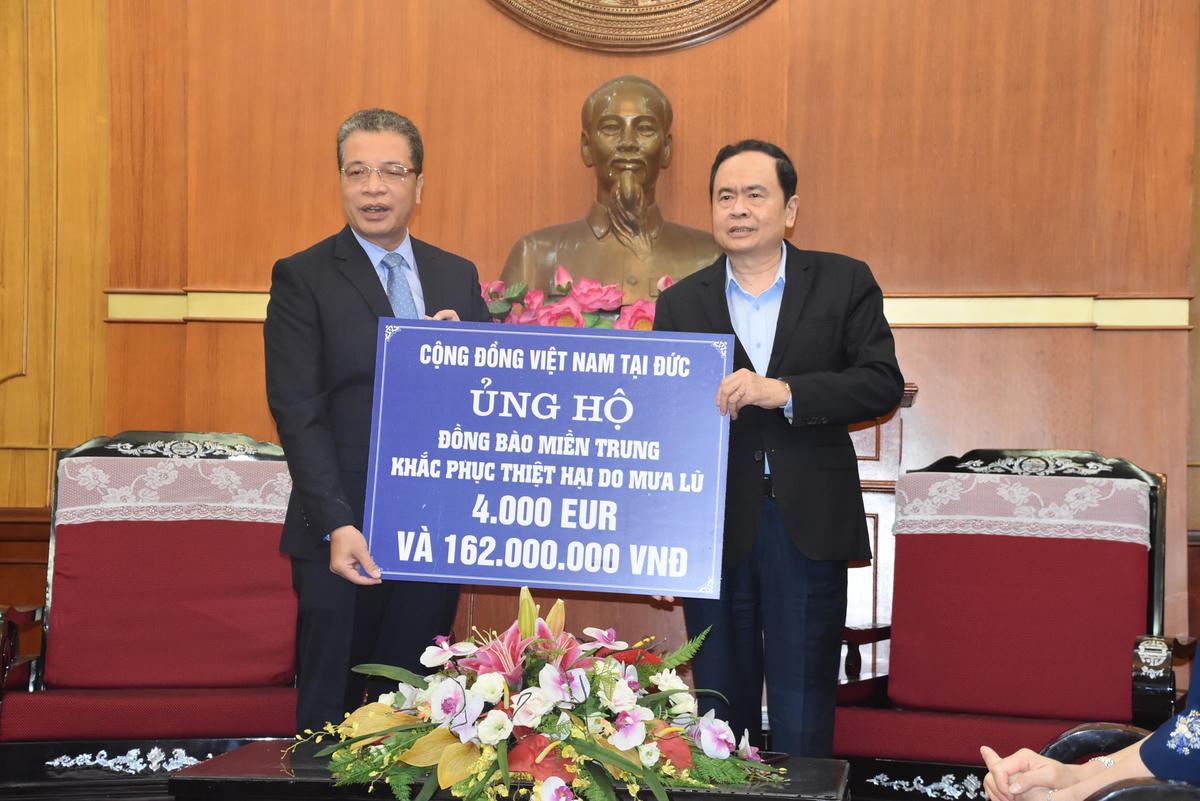 Chủ tịch Trần Thanh Mẫn tiếp nhận ủng hộ từ Cộng đồng người Việt Nam tại Đức.