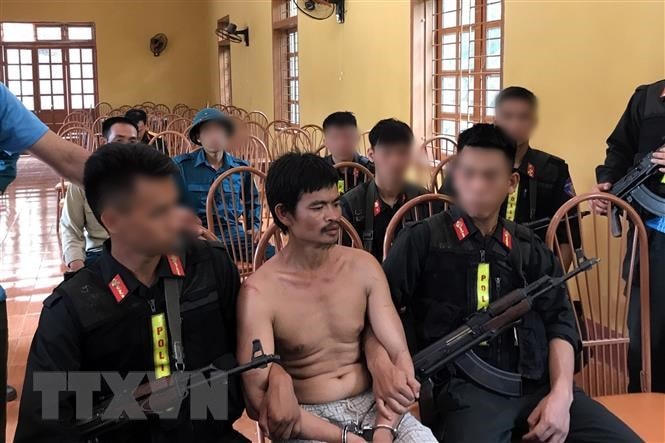 Nghi phạm Lò Văn Niên bị bắt giữ sau 28 giờ lẩn trốn. (Ảnh: TTXVN phát).