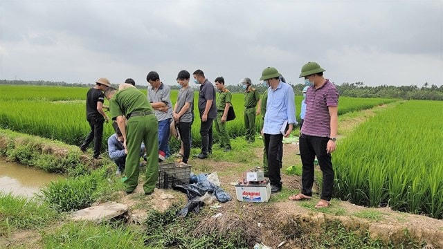 Lực lượng chức năng khám nghiệm hiện trường vụ bẫy diện diệt chuột gây hậu quả chết người tại Hải Dương. Ảnh minh họa.