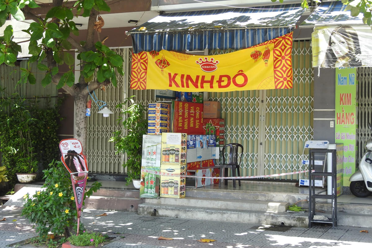 Dù được phép hoạt động nhưng nhiều cửa hàng tạp hóa ở các khu vực an toàn vẫn đóng cửa. Ảnh: Thanh Tùng.