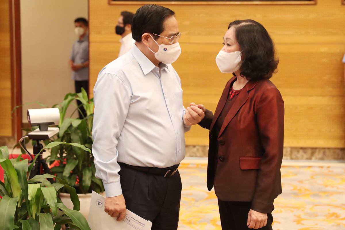 Thủ tướng Chính phủ Phạm Minh Chính trao đổi cùng Trưởng ban Tổ chức Trung ương Trương Thị Mai tại Hội nghị. Ảnh: Quang Vinh.