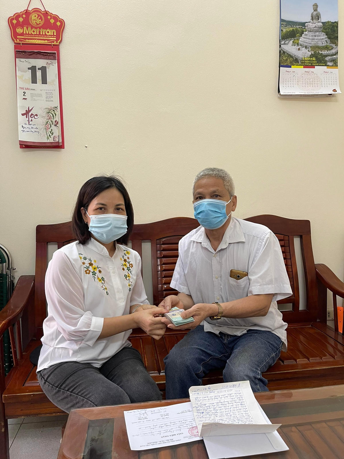 Ông Tài trao số tiền ủng hộ cho bà Trịnh Thị Thanh, Phó Trưởng ban Phong trào, UBTƯ MTTQ Việt Nam. 