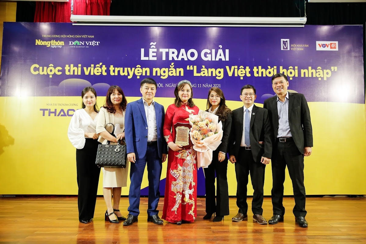 Bạn bè, người thân chúc mừng NSND Hoàng Cúc. (ảnh Phạm Hưng).